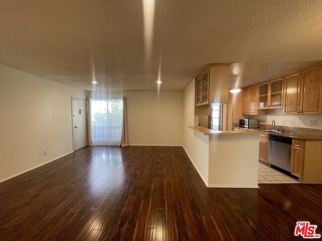 Building Photo - 5330 Zelzah Ave