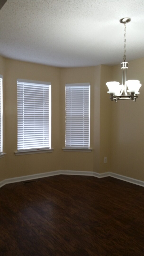 Foto del edificio - MOVE IN TODAY!  Large 4 bed 2 bath with bo...