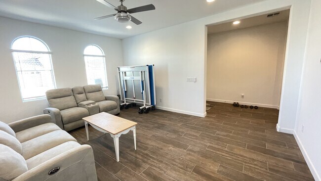 Foto del edificio - 1547 W Corral Rd