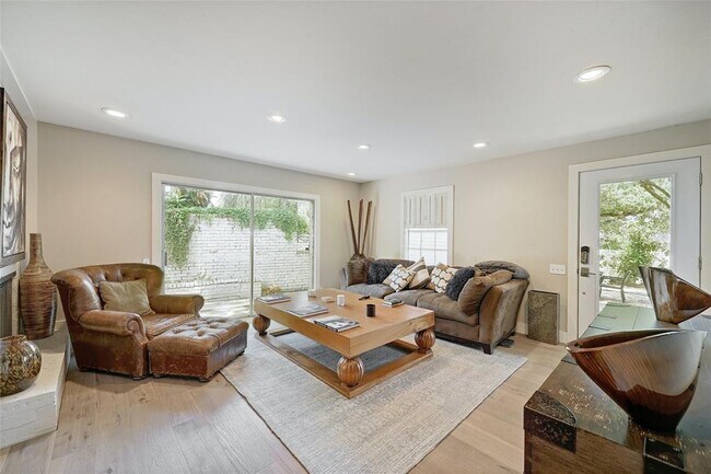 Foto del edificio - 2404 McCall Rd