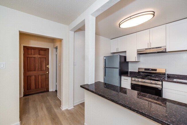 Foto del edificio - Fully Remodeled, Top Floor! On-site Laundry, New Stainless Appliances