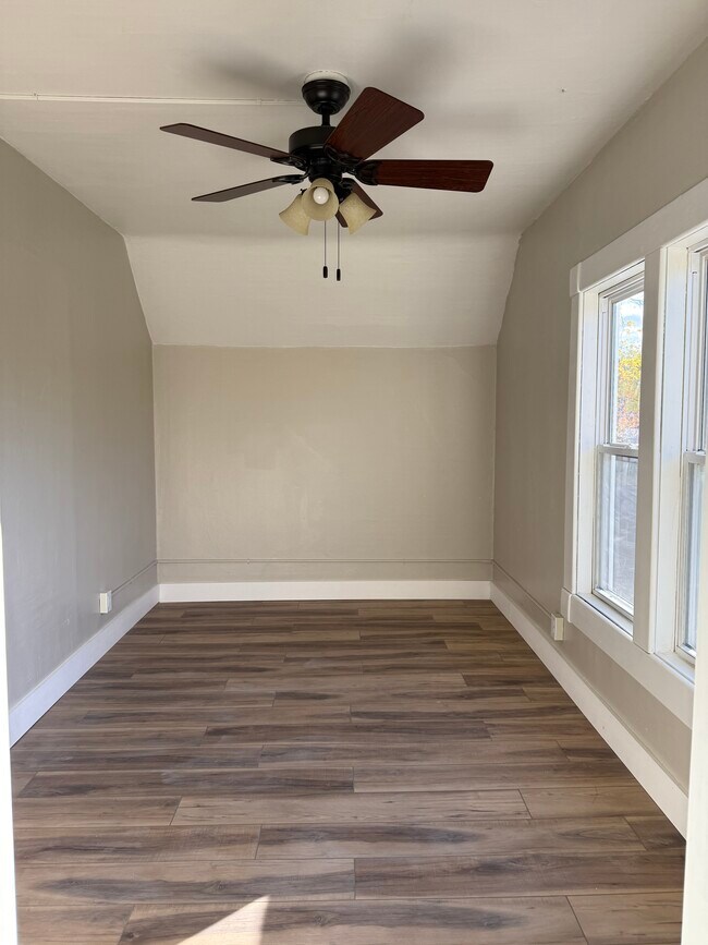 Dormitorio de buen tamaño con vestidor. - 377 Ellis St