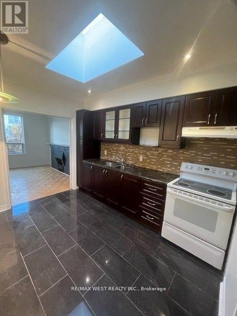 Photo du bâtiment - 1319 St Clair Ave W