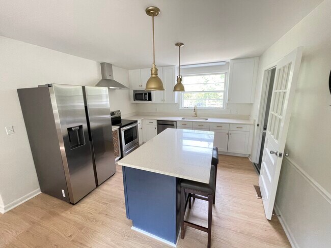 Building Photo - 4840 Torbay Dr