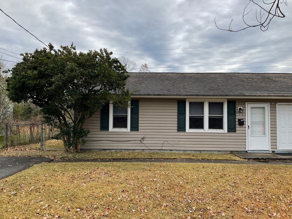 Foto principal - Cute 2 bedroom duplex that is centrally located. Just minutes to area bases, shopping and restaur...