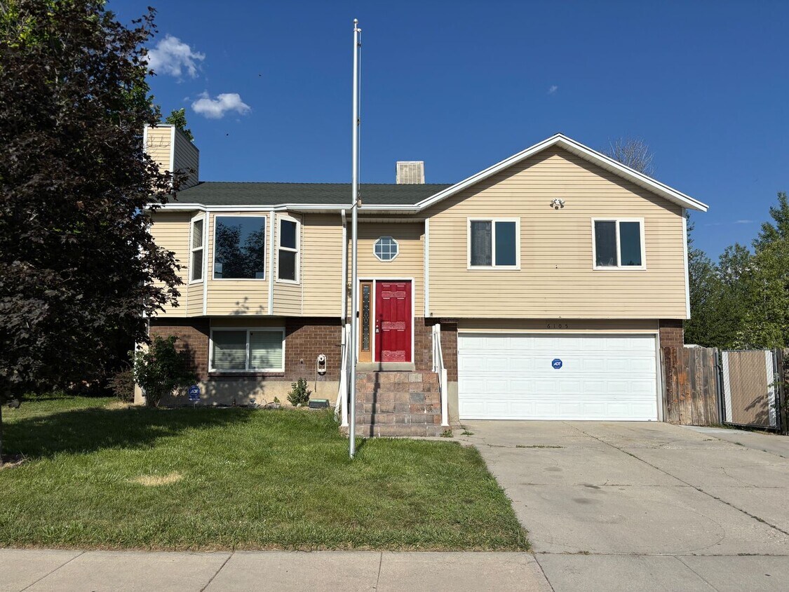 Foto principal - Spacious Split Level in Kearns!