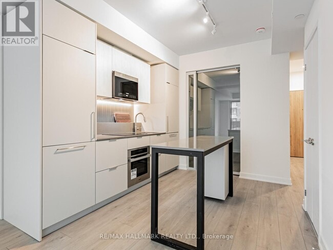 Building Photo - 1 Fairview Rd E