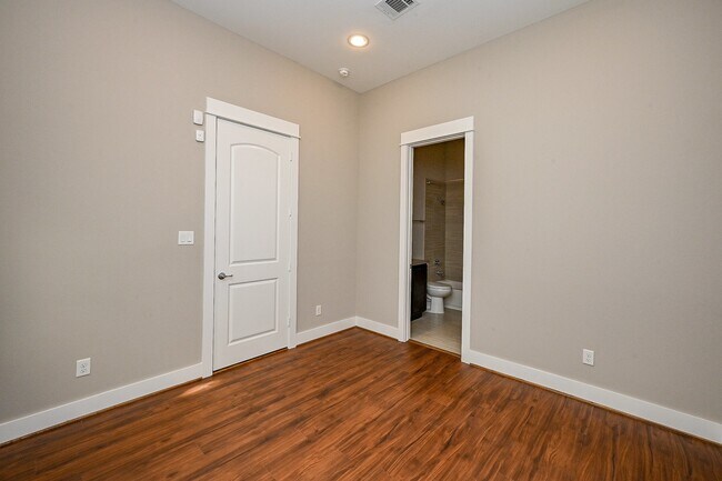 Foto del edificio - 955 W 24th St