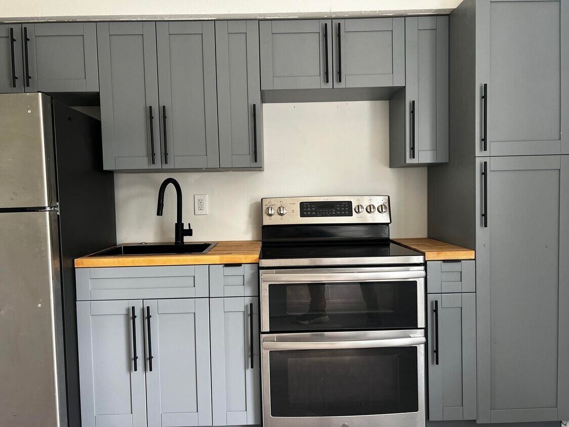 Foto principal - 1197 W 35th St