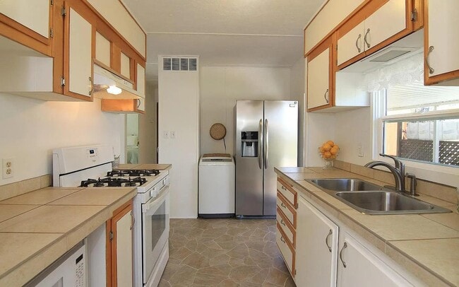 Building Photo - 800 Brommer St