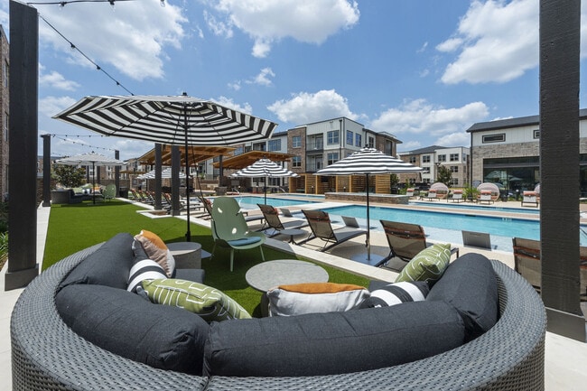 Building Photo - Lenox Grand West