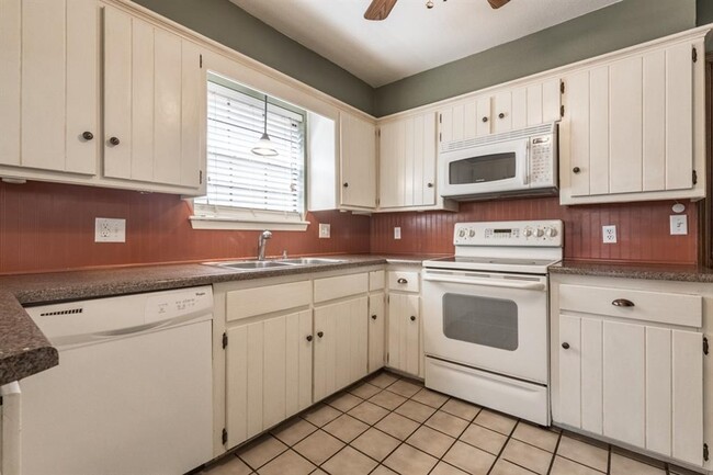 Foto del edificio - 2408 Butternut Pl