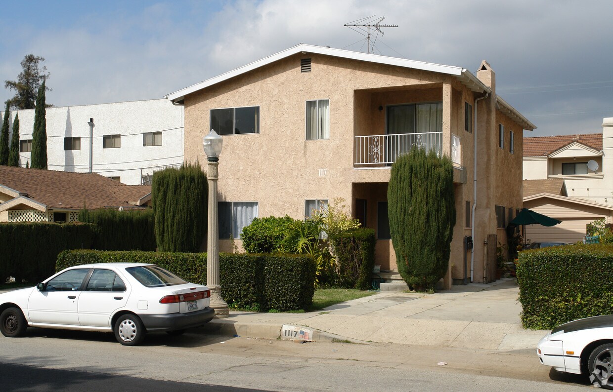 Primary Photo - 1117 E Palmer Ave