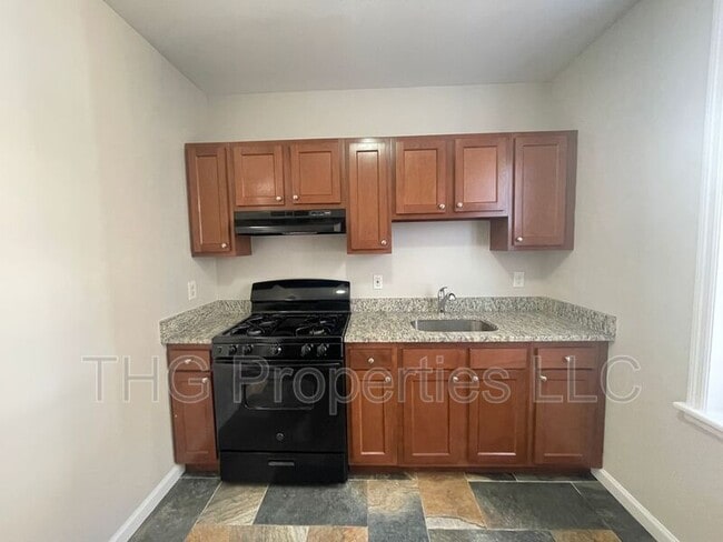 Building Photo - 671 Lincoln Ave