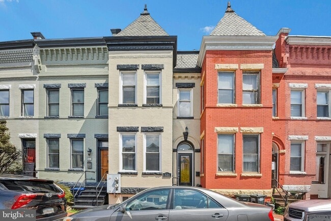 Building Photo - 321 Elm St NW