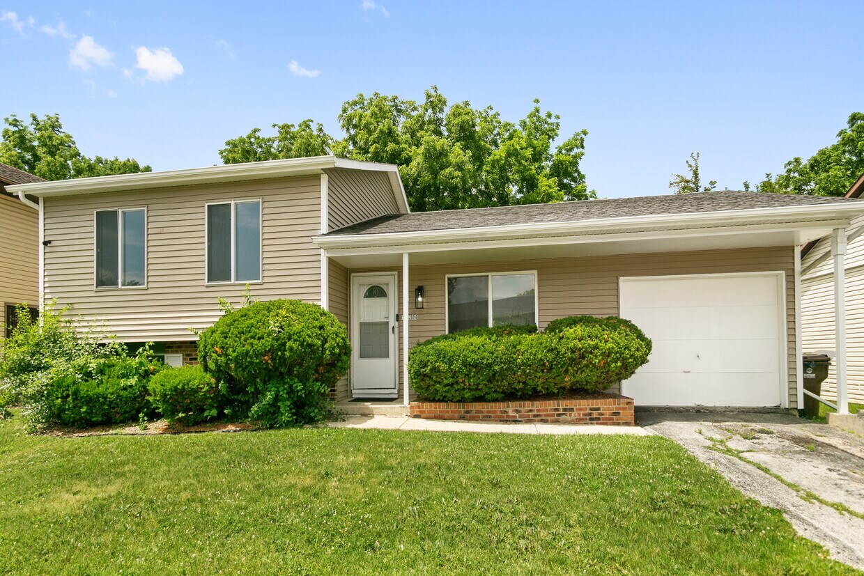 Primary Photo - 18200 Fountainbleau Dr