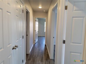 Building Photo - 122 Wind Ridge Dr