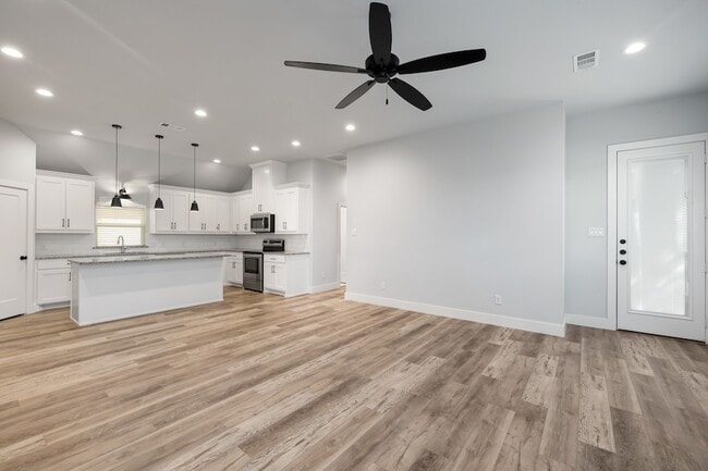Building Photo - 400 Leuty St