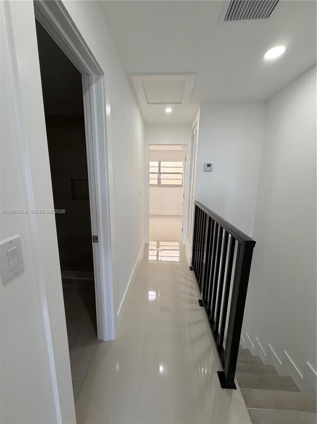 Foto del edificio - 1550 W 7th Ct