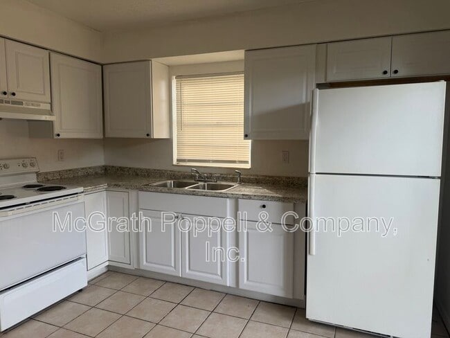 Foto del edificio - 3828 Lakeshore Dr