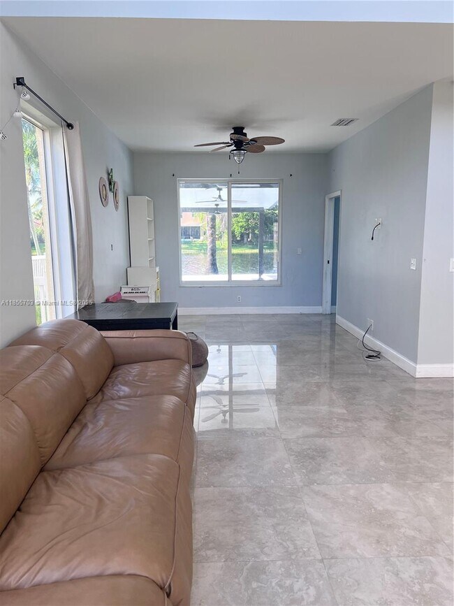 Foto del edificio - 18511 NW 14th St