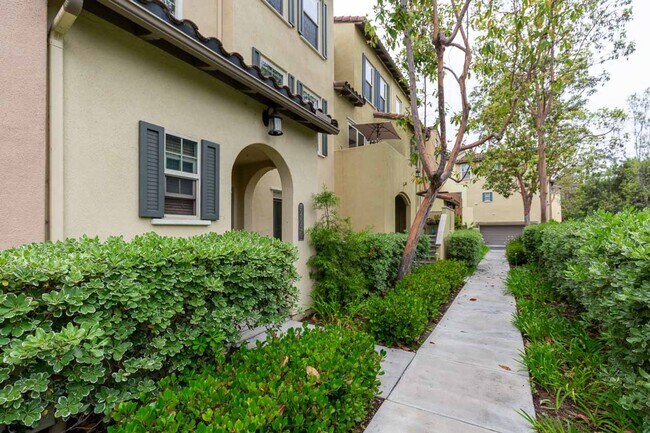 Building Photo - 3 Bed, 2 Bath Townhome in Mission Valley--...