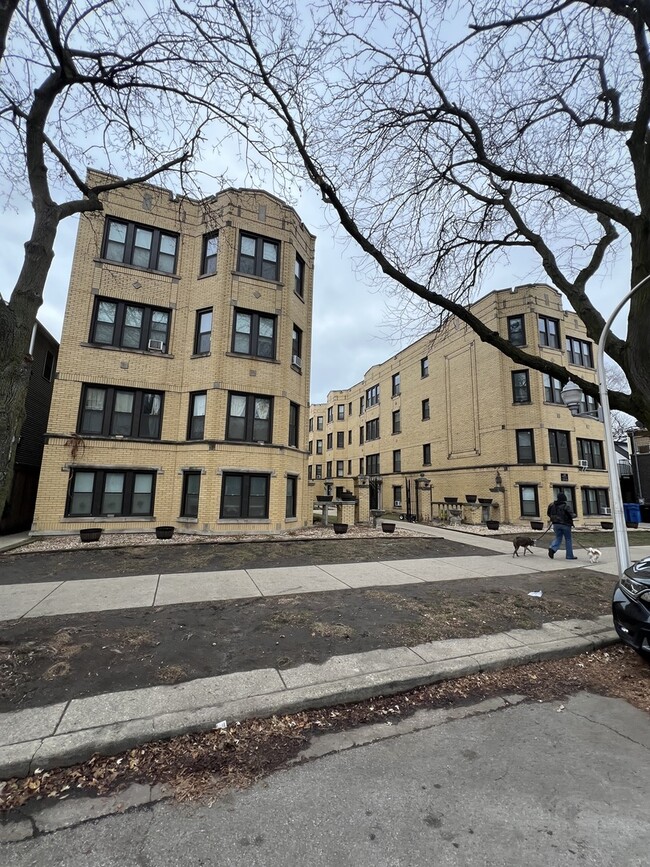 Building Photo - 3819 N Greenview Ave