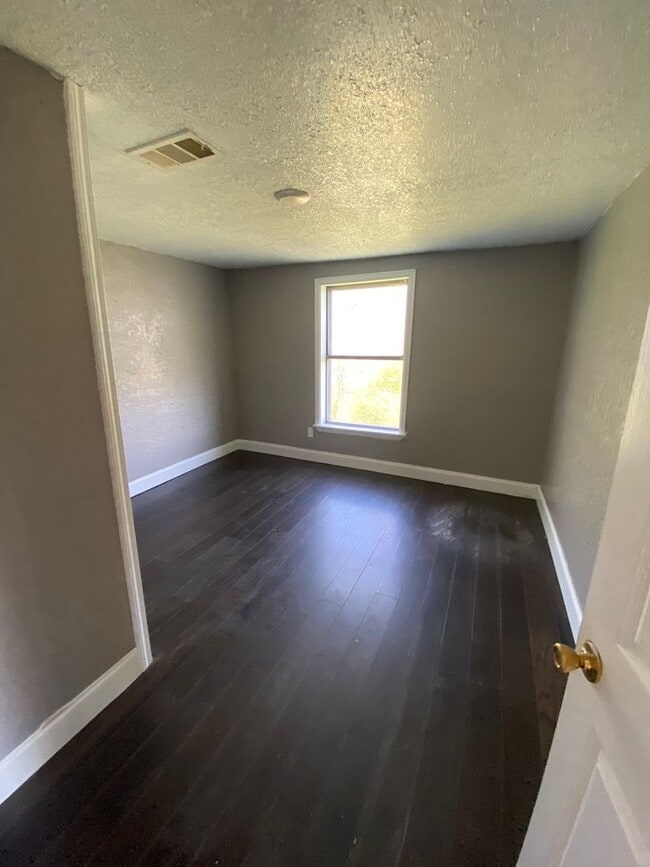 Building Photo - 3 BEDROOM 1 BATH HOUSE