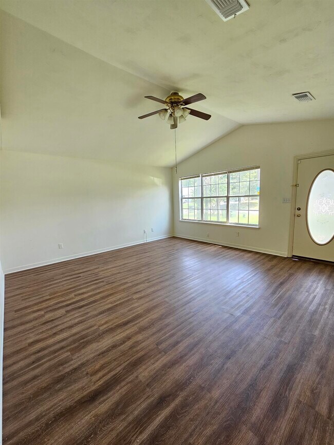 Building Photo - 3214 Skyview Dr