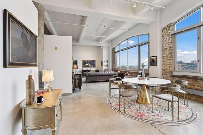 Building Photo - 700 N Washington Ave