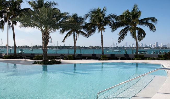 ¿Vida moderna tropical? Esa es la idea. - Flamingo South Beach