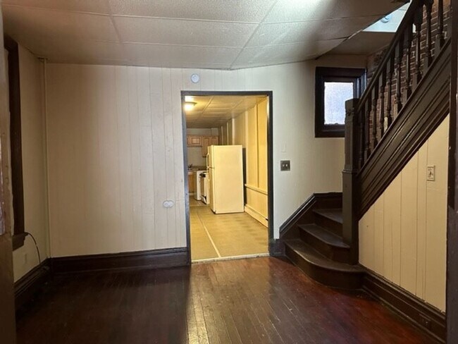Foto del edificio - Welcome to this spacious 5-bedroom, 1-bath...