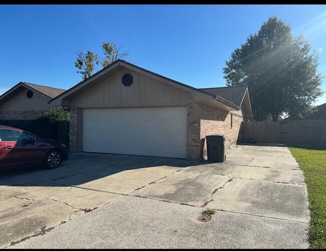 Building Photo - 211 Chantilly Dr