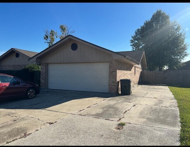 Foto del edificio - 211 Chantilly Dr