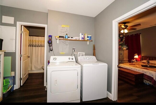 Laundry room - 434 Clearwater St