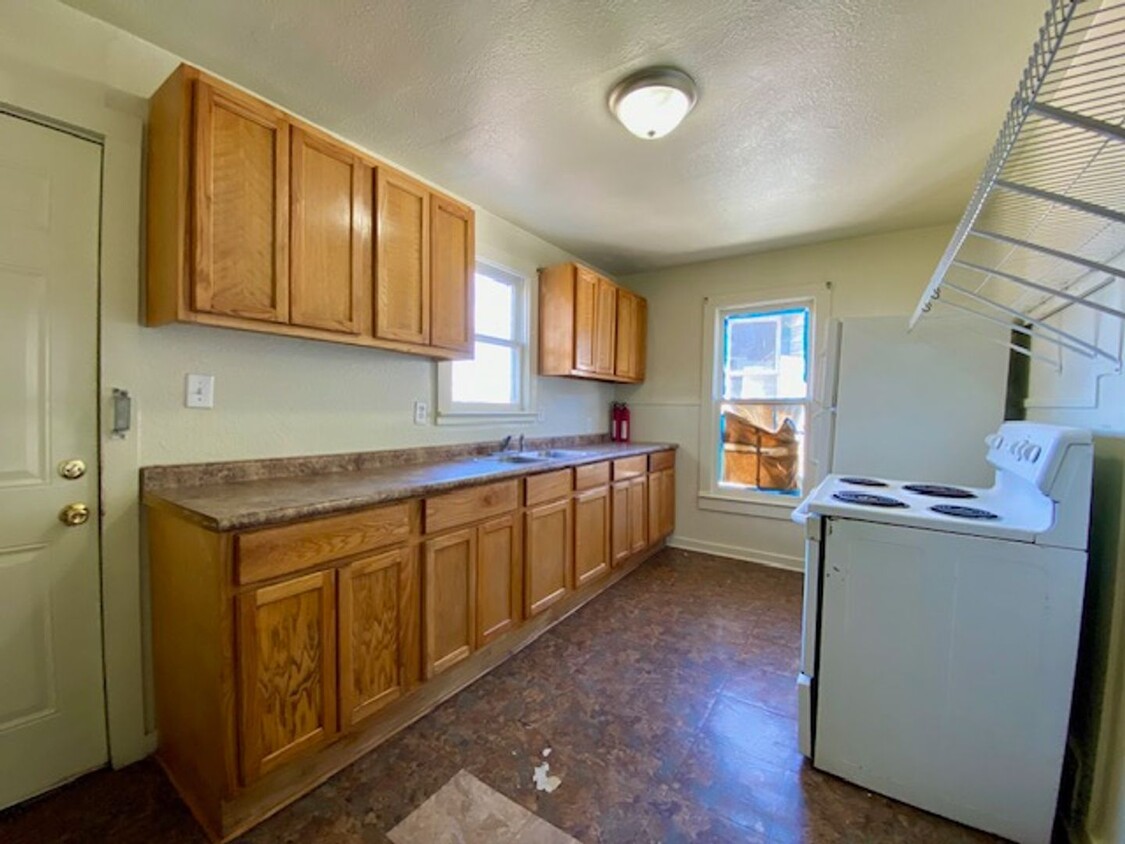 Foto principal - 2 Bedroom 1 Bath Upstairs Unit Available i...