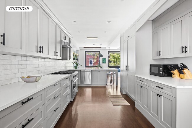 Building Photo - 225 Pacific St