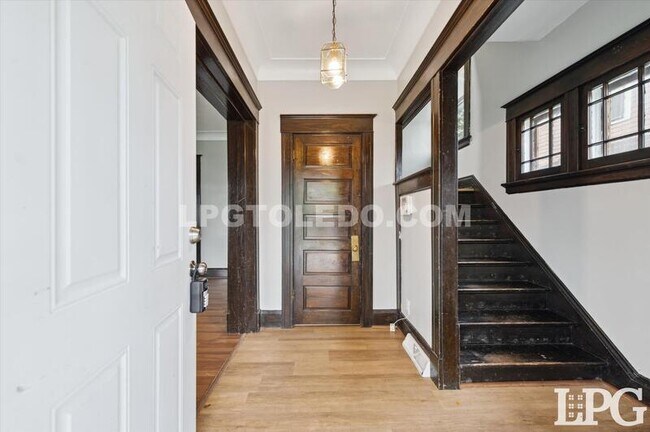 Building Photo - 322 Valleywood Dr