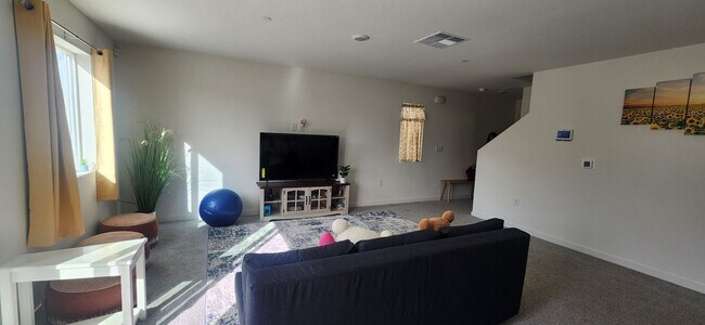 Foto del edificio - Beautiful 3 Bedroom 2.5 Bathroom Home in E...