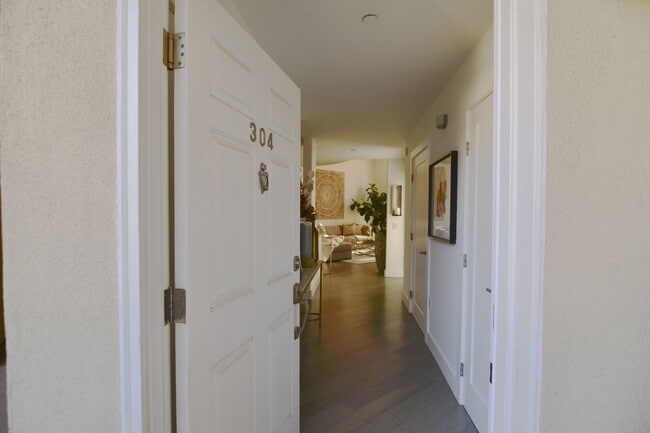 Foto del edificio - 5703 Laurel Canyon Blvd