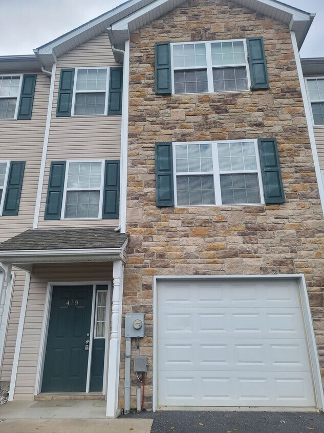 Primary Photo - 3 Bedroom 2 1/2 Bath Townhome for Rent in ...