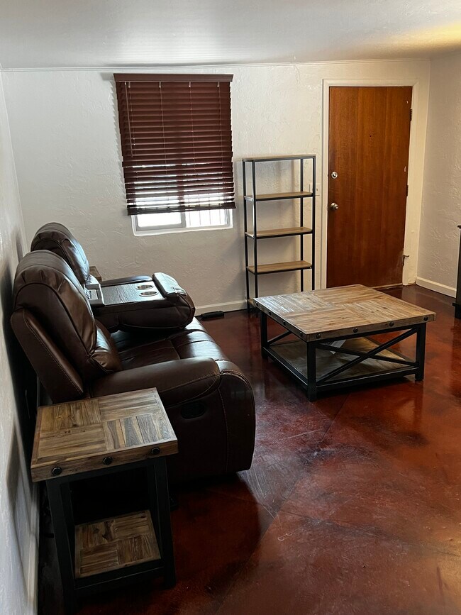 Building Photo - 1512 N Forgeus Ave