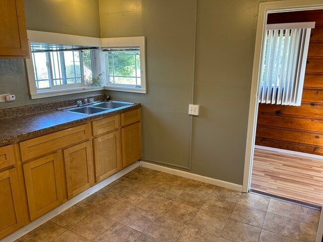 Building Photo - 1557 D St