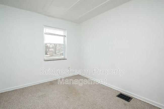Foto del edificio - 325 Wallace Dr