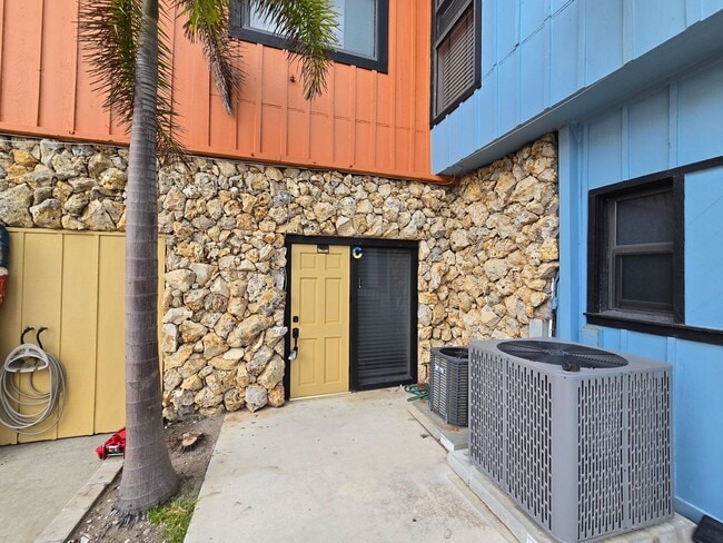 Building Photo - OCEANFRONT FURNISHED ANNUAL ONE BEDROOM ONE BATH