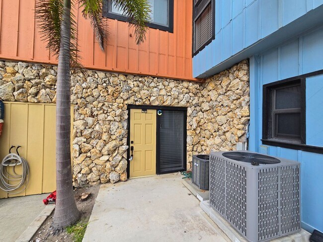 Foto del edificio - OCEANFRONT FURNISHED ANNUAL ONE BEDROOM ONE BATH