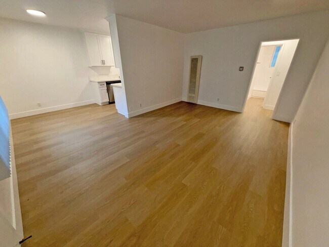 Foto del edificio - 3685 Mentone Ave