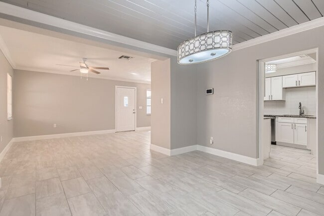 Building Photo - 2240 Valencia Rd