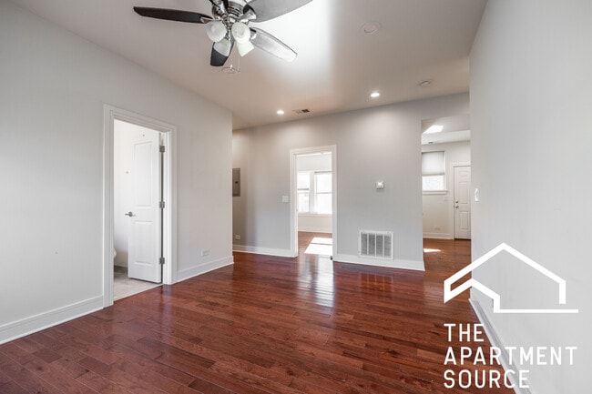 Building Photo - 1159 W Lunt Ave