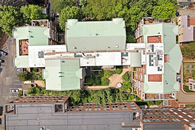 Building Photo - 130 Mt Auburn St